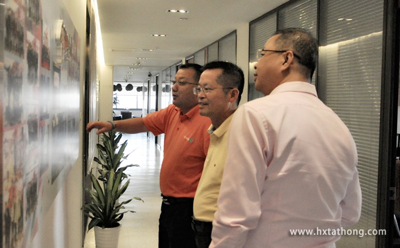 參觀企業(yè)文化墻_副本.jpg 參觀企業(yè)文化墻_副本.jpg